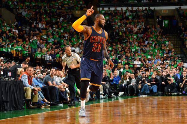 LeBron James est devenu le meilleur marqueur de l'histoire des play-offs en NBA devant Michael Jordan
