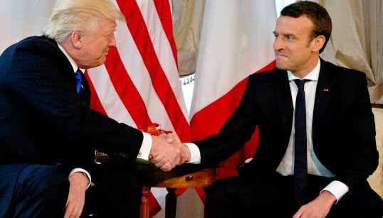 La "féroce" poignée de main de Macron et Trump a emballé la presse américaine