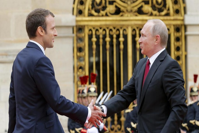 Emmanuel Macron accueille Vladimir Poutine sous les ors de Versailles