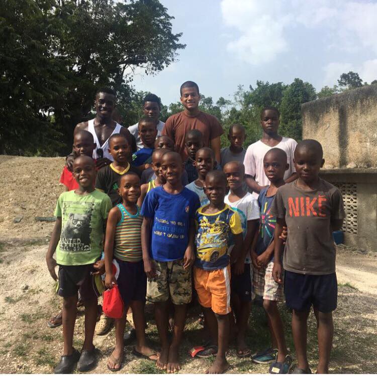 Gana Gueye visite et offre des dons à un orphelinat clifton boys'Home en Jamaique  (Images)