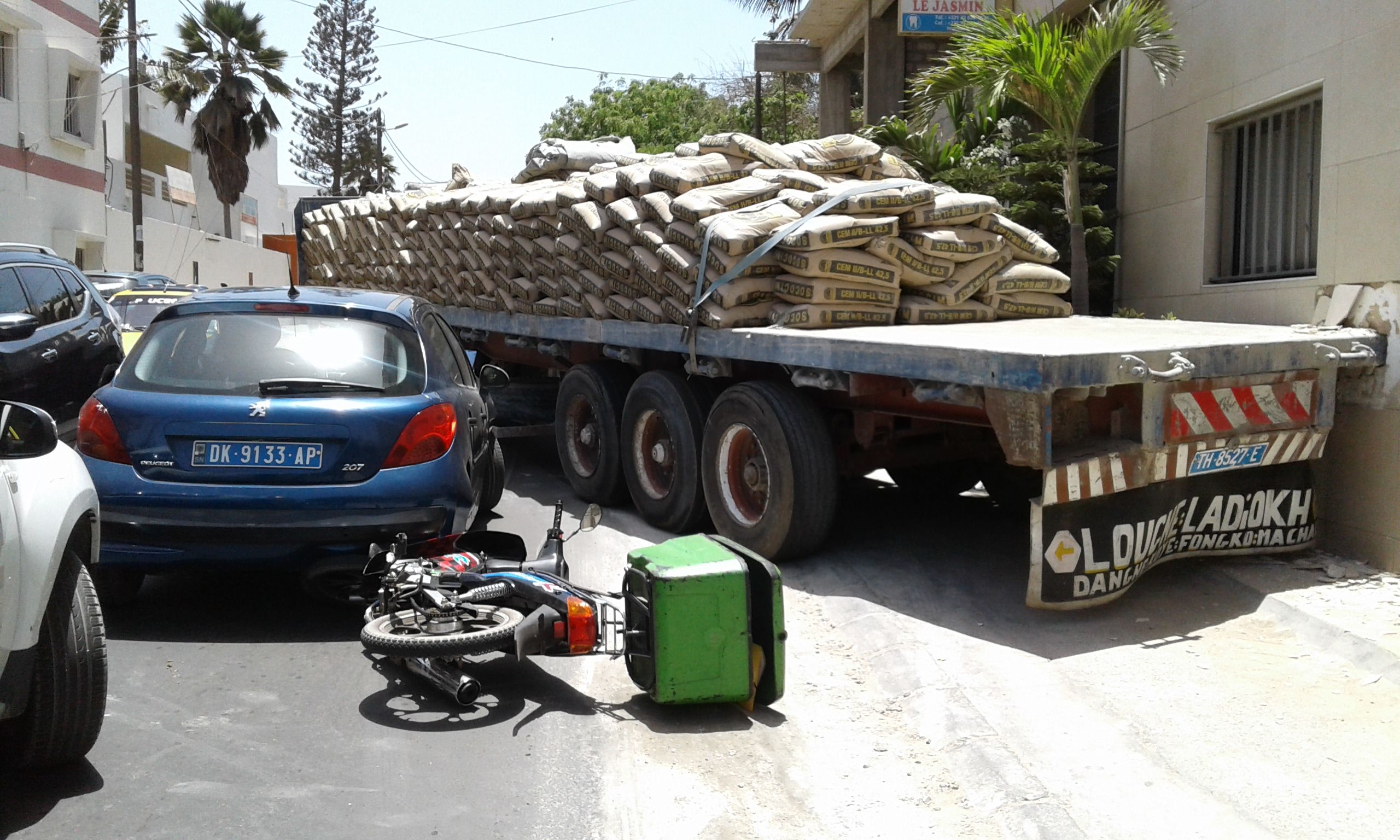 Camion sans frein: le pire évité de justesse à Mermoz - Une femme et un bébé sains et saufs