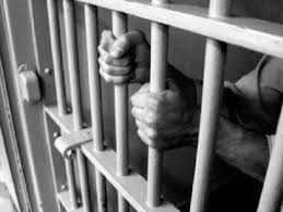 ​4 Tunisiens condamnés à un mois de prison pour avoir mangé en public pendant le ramadan
