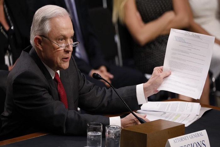 Etats-Unis: les oublis et les démentis de Jeff Sessions