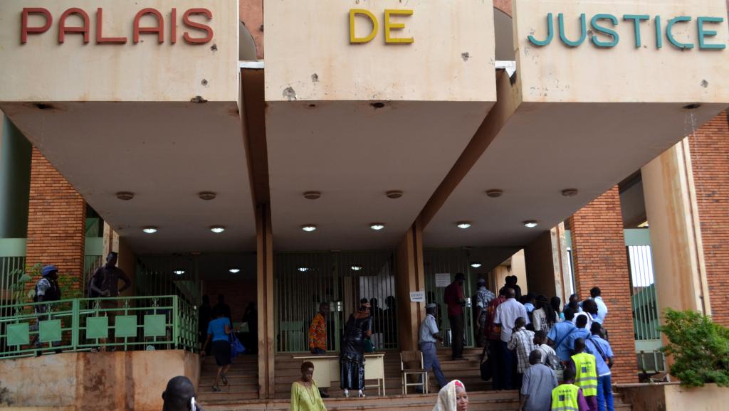Burkina: la suspension du procès du gouvernement Compaoré bien accueillie