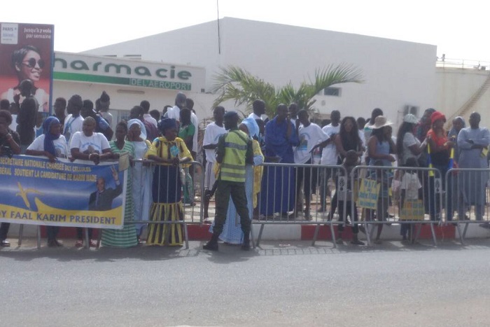 Les militants du PDS investissent l’aéroport pour accueillir Wade  (Images)