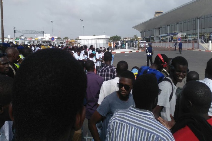 Les militants du PDS investissent l’aéroport pour accueillir Wade  (Images)