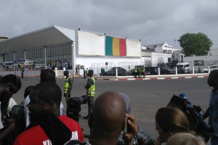 Les militants du PDS investissent l’aéroport pour accueillir Wade  (Images)