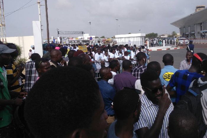 Les militants du PDS investissent l’aéroport pour accueillir Wade  (Images)