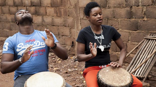 Burkina Faso : la dame au balafon