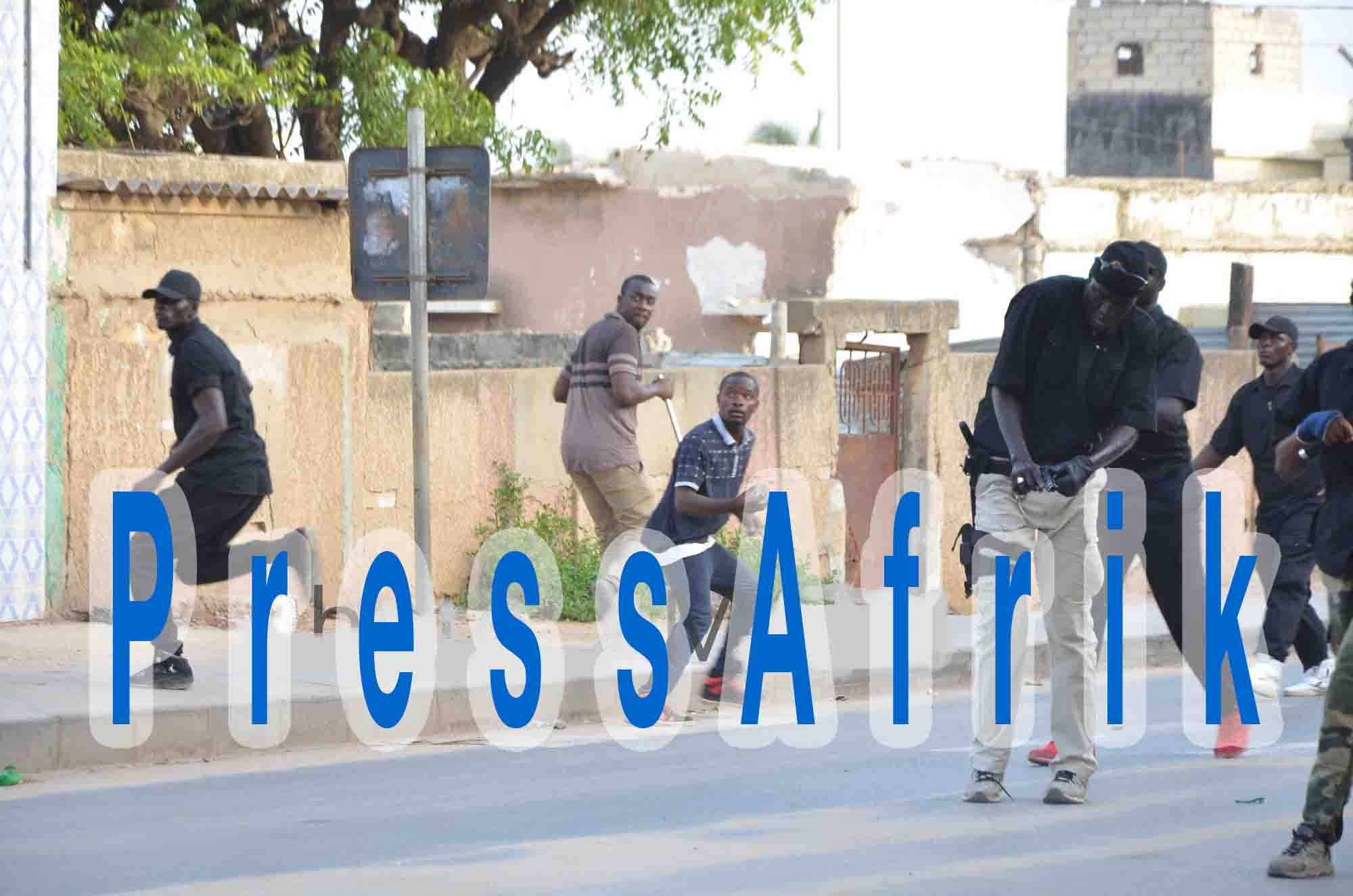 Violence électorale à Rufisque : Le garde du corps du ministre Oumar Gueye dégaine un pistolet à visage découvert et...( @IbraGuindo)