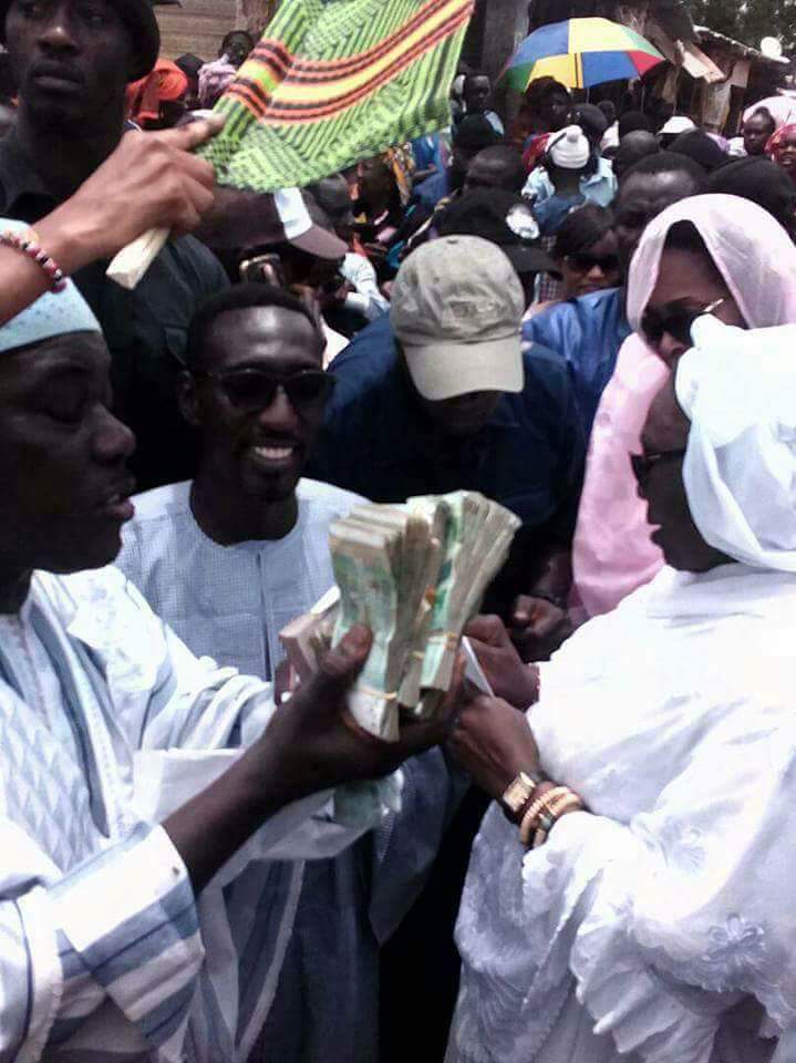 Législatives 2017 : La président du Cese, Aminata Tall distribue des liasses de billets de banque en public à Diourbel