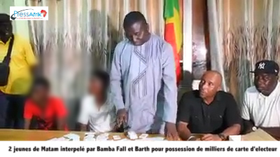 Bamba Fall et Barthélémy Dias arrêtent deux jeunes avec plus d'un millier de cartes d'électeurs ( Vidéo)