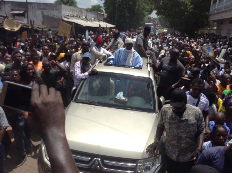 Fin de la tournée de Wade au sud : 700 kilomètres de déferlante humaine... de railleries et de menaces