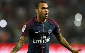 Daniel Alves (PSG) : «C'est Neymar qui m'a demandé de venir au PSG»