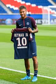 PSG : Un supporter refuse de vendre le maillot offert par Neymar à 1.311.914 FCFA