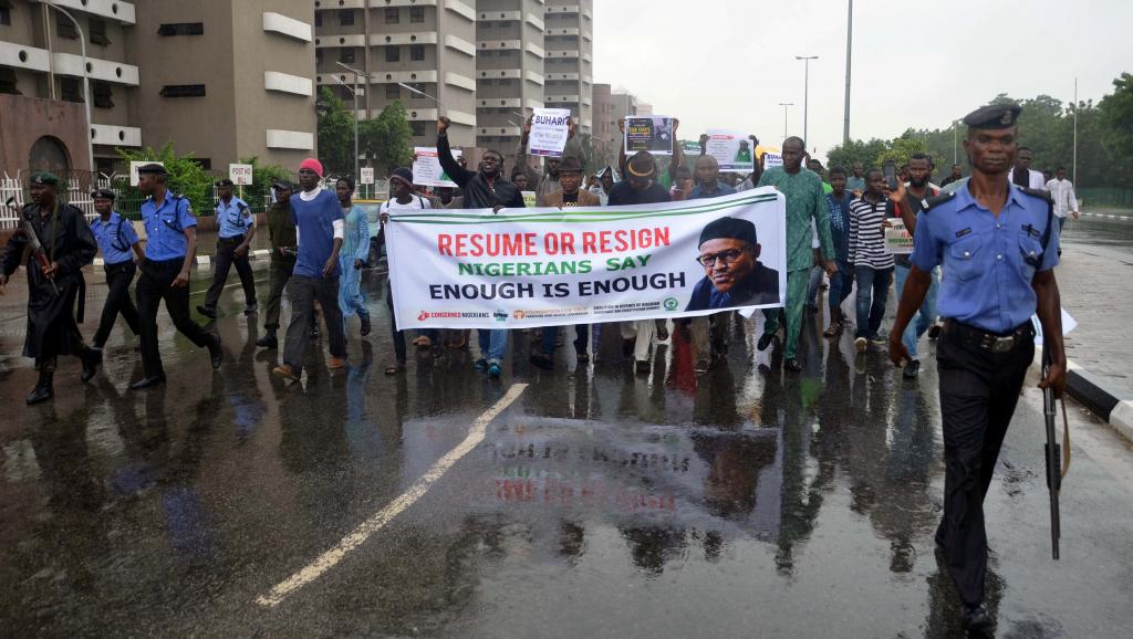 Nigeria: des manifestants demandent à Buhari de «rentrer ou démissionner»