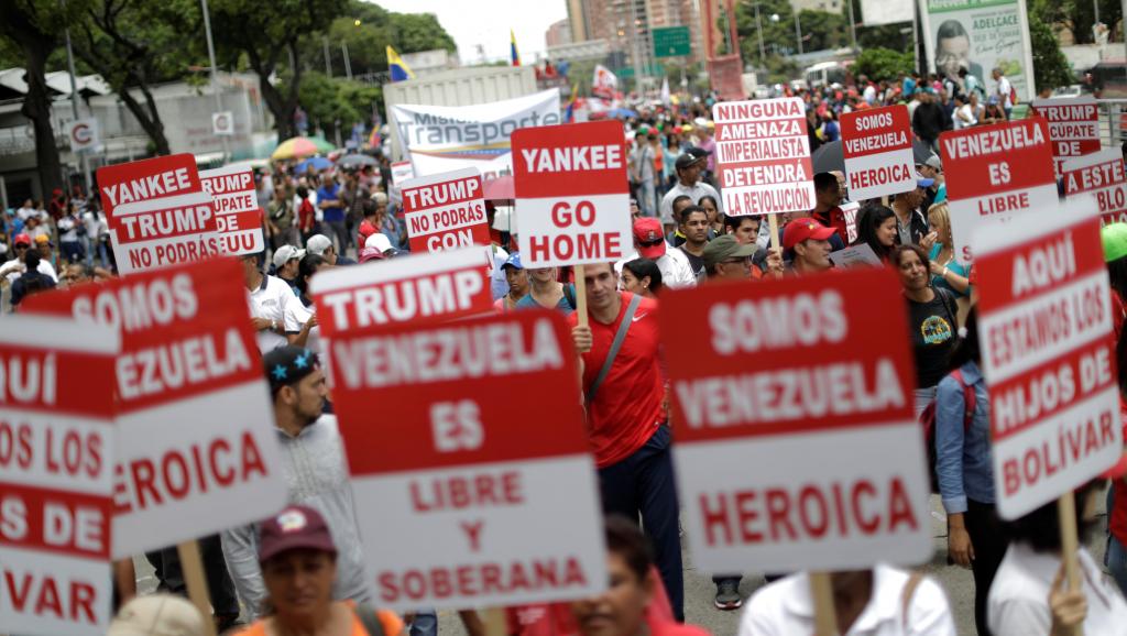 Les Vénézuéliens dans la rue pour manifester contre la menace militaire des Etats-Unis