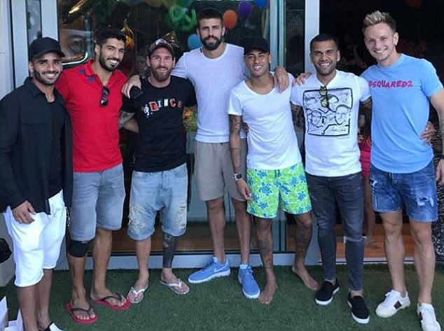 Neymar a également posté sur son compte officiel Instagram une photo de la réunion de Barcelone, posant avec le défenseur de Hambourg, de gauche à droite, Douglas Santos, Luis Suarez, Lionel Messi, Gerard Pique, son coéquipier de PSG Dani Alves et Ivan Rakitic