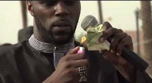 En soutien à Kemi Seba, des internautes brûlent le CFA