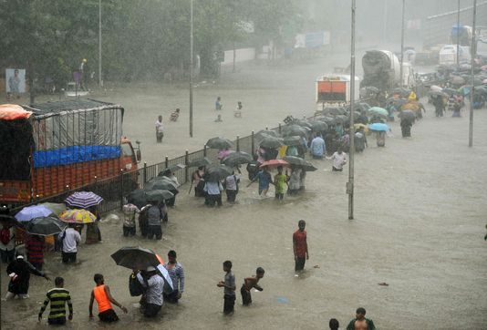 Bombay paralysée par les pluies diluviennes de la mousson
