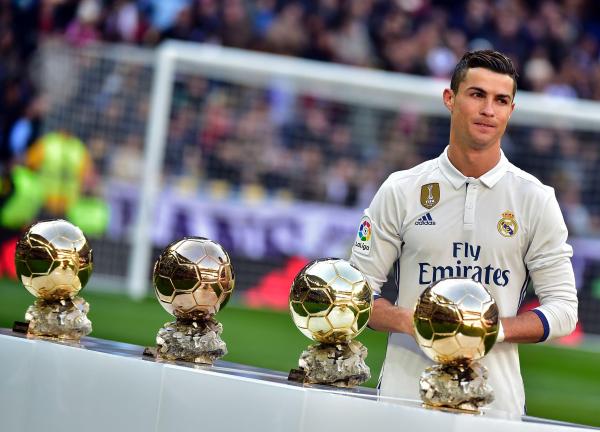 Cristiano Ronaldo a vendu un de ses Ballons d'Or pour venir en aide à des enfants malades