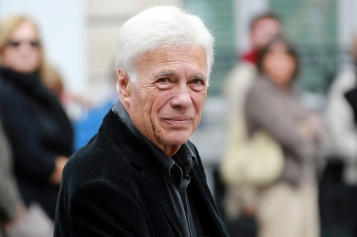 Célébrités et centaines d'anonymes disent adieu à Jean Rochefort