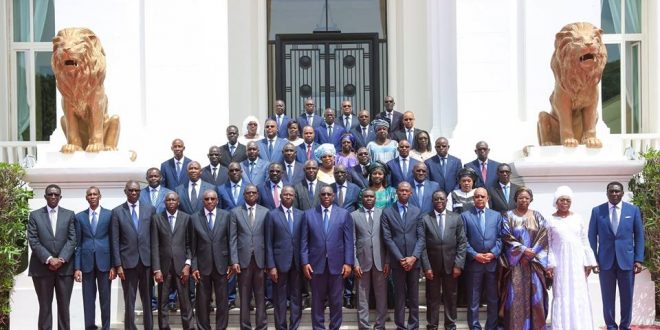 Le Président Macky Sall impose un Dress-code à ses ministres : Ils doivent désormais s'habiller en costume sombre ou en..."