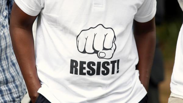 Présidentielle au Kenya: le pouvoir et l’opposition se rendent coup pour coup