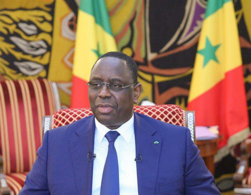 Images: Macky en train de suivre le match 