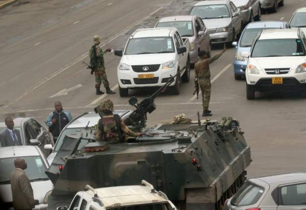 Mugabe "entre les mains" de l'armée