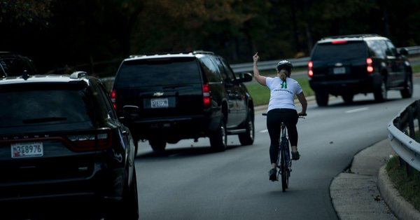 La cycliste virée après son doigt d'honneur à Trump reçoit 120 000 dollars