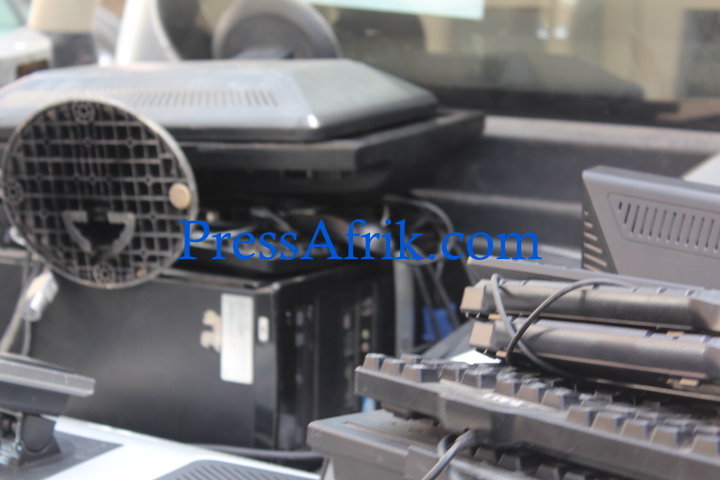 Images: saisie de matériels du Journal "La Tribune"