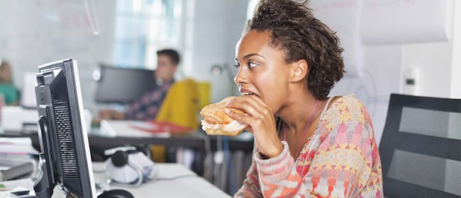 ​Manger trop vite: la mauvaise habitude qui augmente le risque d`AVC