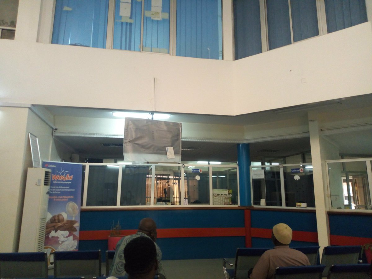 A l'agence Senelec de la Patte d'Oie, il y a zéro personnel sur les cinq guichets ce mercredi... Tous partis au Gamou