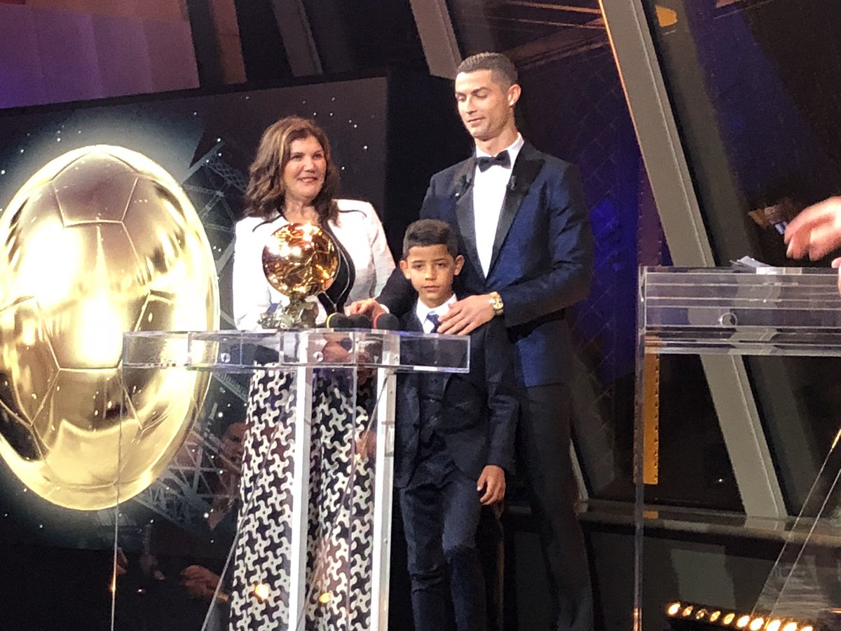 Cristiano Ronaldo remporte son 5e Ballon d'or