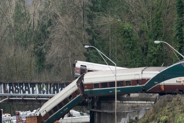 Etats-Unis: un train déraille et atterrit sur l'autoroute