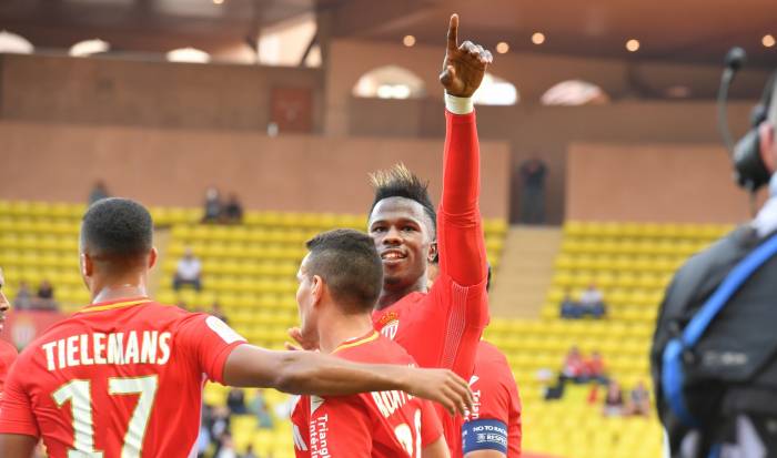 Twitter - Regardez comment l'international français Djibril Sidibé souhaite "Joyeux Noel" à Keita Baldé dans les vestiaires