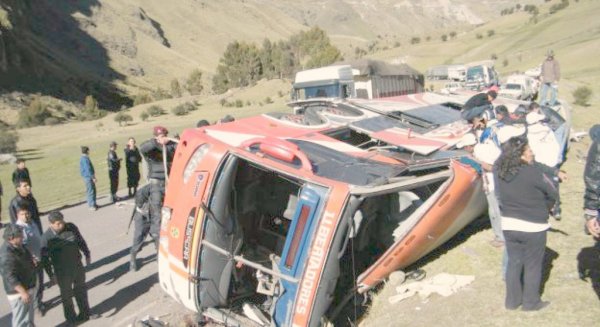 ​Pérou: un car chute dans un ravin, au moins 25 morts (police)
