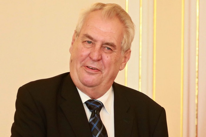 Présidentielle tchèque: le pro-russe Zeman affrontera un rival pro-européen au second tour