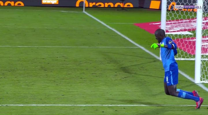 Khadim Ndiaye "roi de la simulation" devant Suarez Busquets..., selon France Football