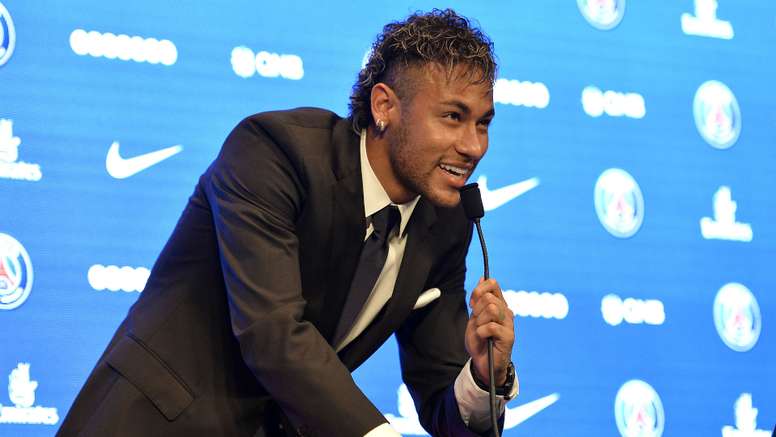 Étude de l'UEFA 2016-17: Le PSG et Man City conduisent des dépenses records