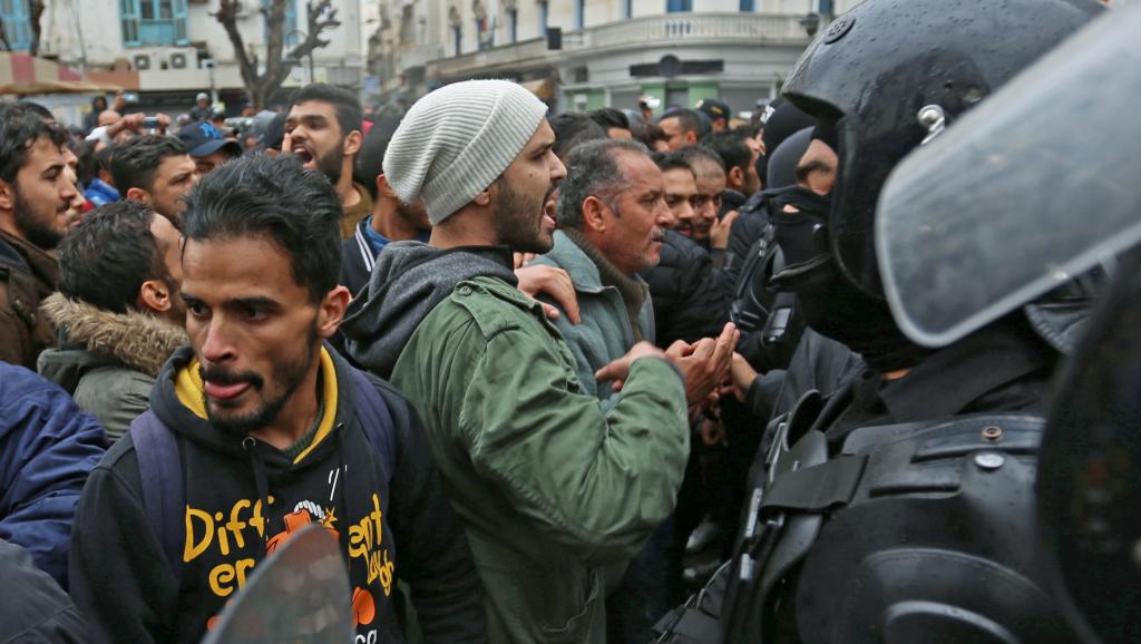 Emmanuel Macron en Tunisie pour soutenir la démocratie
