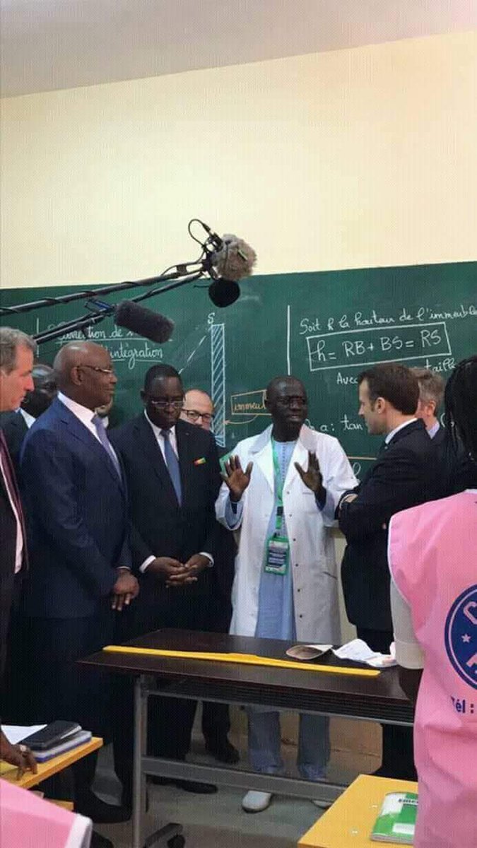 Salle de classe à 28 à l'école Hann Bel Air Un communiquant du Palais