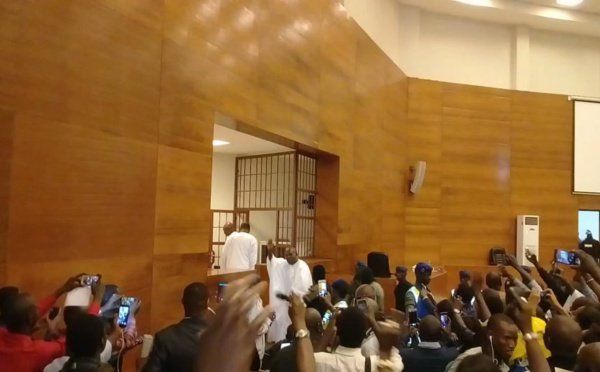 Direct Procès Khalifa Sall : Un homme crie "Lahillaha ilallah" et crée la panique dans la salle d'audience