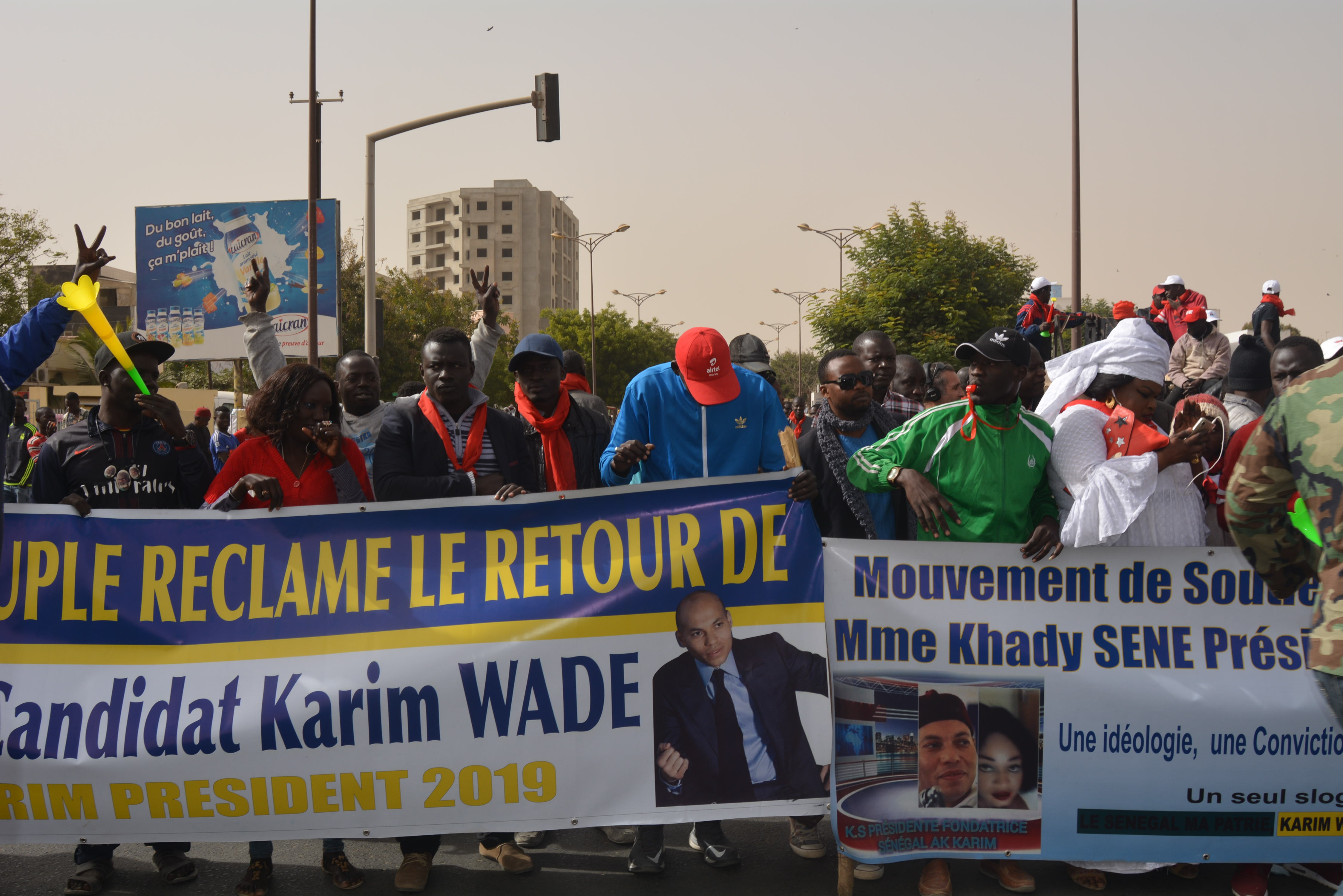 Les premières images de la marche de l'opposition