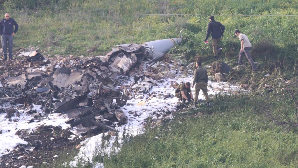 Les débris d'un chasseur-bombardier F-16 israélien, visible non loin du village de Barduf, le 10 février 2018. REUTERS