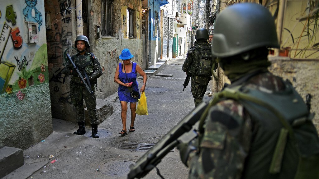 Brésil : Le Président Temer convoie l'armée au coeur de Rio, après le Carnaval