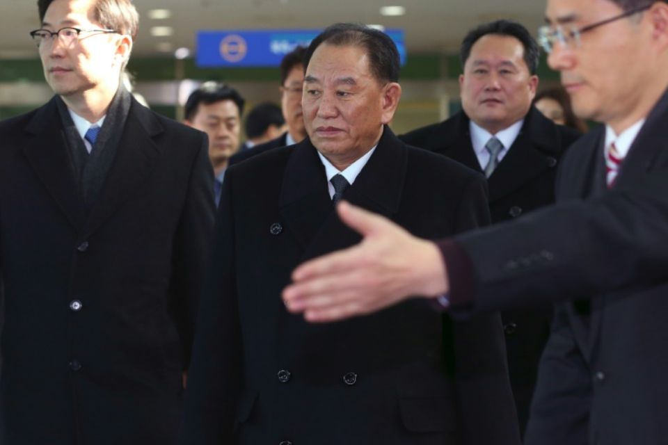 Le général Kim Yong Chol (C), à la tête d'une délégation nord-coréenne de haut niveau venue assister à la cérémonie de clôture des jeux Olympiques de Pyeongchang, arrive en Corée du Sud le 25 février 2018 Photo KOREA POOL. AFP