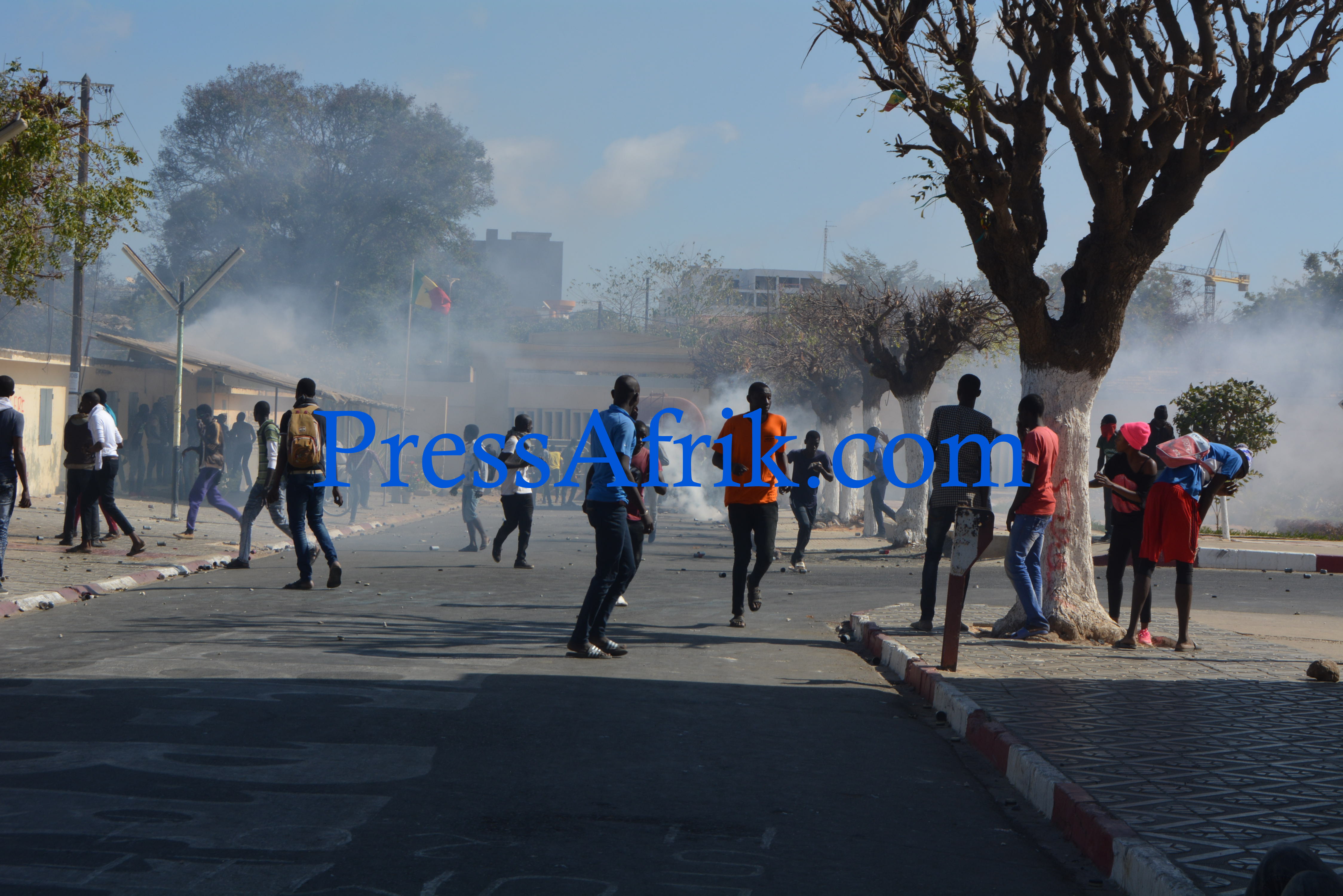 Les étudiants de la Session espagnole de l'Ucad affrontent les Gmi et menacent : "Il n'y aura plus de cours à la Fac Lettres si..."
