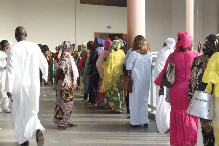 La file d'attente devant la salle d'audience